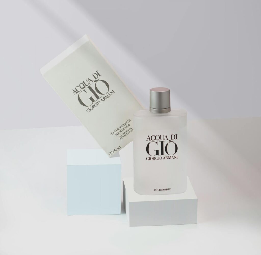 Flakon von Armani Acqua di Giò Profumo Herrenduft auf hellem Hintergrund