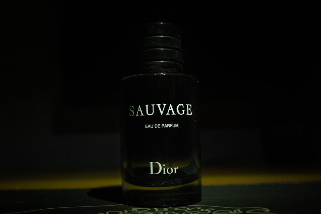 Flakons von Dior Sauvage Eau de Parfum auf Holztisch im Praxistest Herrenparfum
