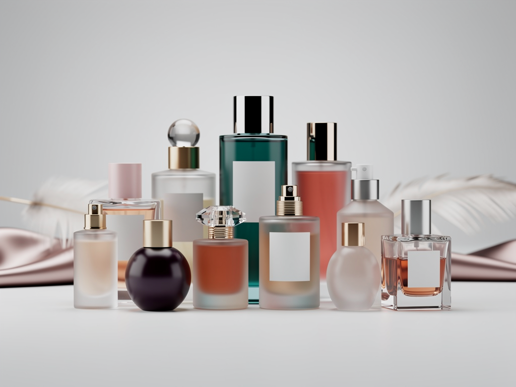 Wie eine vielseitige Sammlung von Düften Ihre persönliche Note unterstreicht Verschiedene Parfumflaschen auf einem Regal als vielseitige Duftsammlung